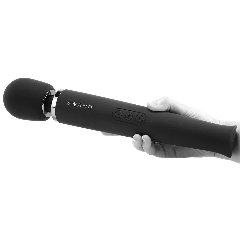 Le Wand Rechargeable Massager in Black - Image 4